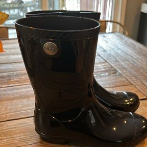 UGG rain boot. Size 8.